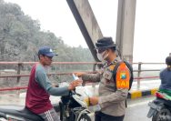 Tim SAR Polda Jatim Bagikan Masker ke Warga Terdampak Abu Vulkanik Semeru