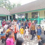 Polda Jatim Berikan Trauma Healing Untuk Anak - Anak di Pengungsian Dampak Erupsi Gunung Semeru