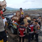 Polda Jatim Bantu Warga Evakuasi Barang Berharga di Tengah Erupsi Gunung Semeru
