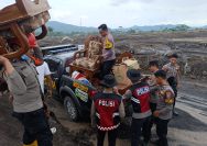 Polda Jatim Bantu Warga Evakuasi Barang Berharga di Tengah Erupsi Gunung Semeru