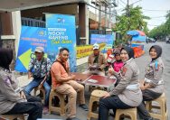 Ditlantas Polda Jatim Ngopi Bareng Warga Sosialisasi Tertib Lalin di Operasi Zebra Semeru