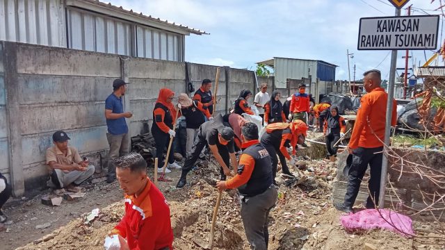 Musim Penghujan, BPBD Lamsel Lakukan Mitigasi Kesiapsiagaan Bencana Banjir Lewat Aksi Bersih - Bersih di Tingkat Desa
