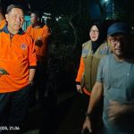 Plt.Kalaksa BPBD Lamsel Bersama Tim Turun Tangan Hingga Malam Hari Atasi Dampak Puting Beliung Porak Porandakan Rumah Warga