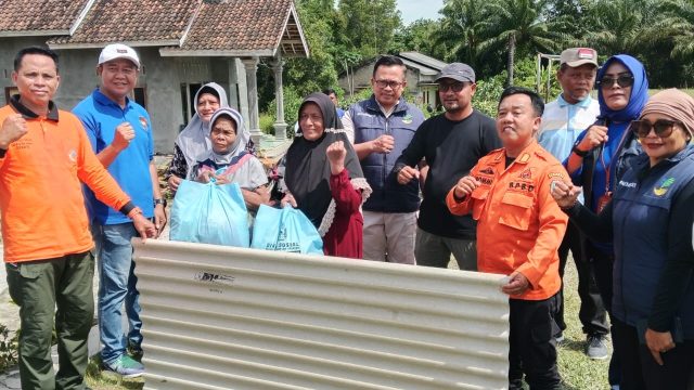 Pasca Angin Puting Beliung, BPBD Lamsel Salurkan Material Bangunan Berupa Asbes