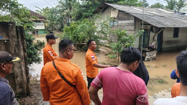 Banjir Melanda Natar, BPBD Lamsel Terjunkan TRC Untuk Membantu Warga yang Terdampak