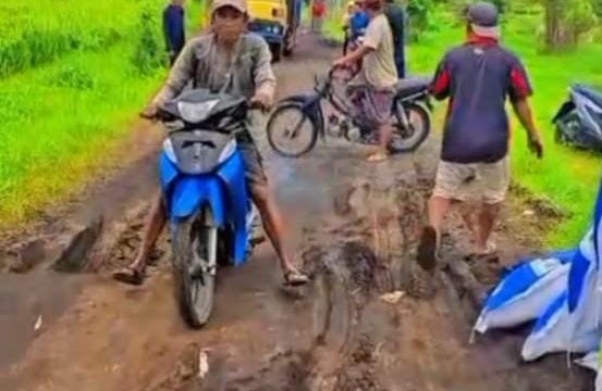 Warga Ambulu Sumberjo Keluhkan Jalan Rusak Yang Begitu Parah Sudah 10 Tahun Tak Tersentuh Perbaikan