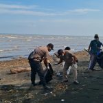 Gerakan Indonesia Asri : Polres Probolinggo Bersama Warga Percantik Destinasi Wisata Pantai