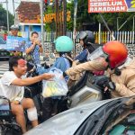 Polres Blitar Kota Edukasi Pengguna Jalan di Operasi Keselamatan Semeru Dengan Berbagi Sayur Polres Blitar Kota Edukasi Pengguna Jalan di Operasi Keselamatan Semeru Dengan Berbagi Sayur
