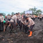 Polres Lumajang Gelar Aksi Bersih - Bersih Wujudkan Pantai Watu Pecak Asri