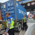 Polda Jatim Tertibkan Truk dan Bus yang Nekat Pakai Lajur Kanan
