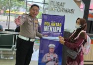 Terlihat Petugas Samsat Bangkalan Beri Arahan Dan Kenyamanan Kepada Pemohon Menunjukkan Komitmen Pelayanan