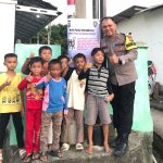 Cegah Kenakalan Remaja Selama Bulan Ramadhan, Aipda Deni Madyistira Sosialisasikan Stop Perang Sarung di Desa Binaan Melalui Pemasangan Spanduk