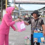 Bhayangkari Cabang Lampung Selatan Bagi Takjil di Pintu Masuk Pelabuhan Bakauheni