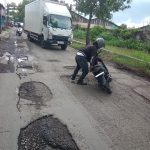 Gara - Gara Jalan Aspal Rusak dan Berlubang Seorang Pemudah Jatuh Dari Motor Sampai Terluka Gara - Gara Jalan Aspal Rusak dan Berlubang Seorang Pemudah Jatuh Dari Motor Sampai Terluka