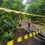 Pasang Police Line Polres Lumajang Tangani Longsor di Tempursari Kendaraan Berat Dilarang Melintas