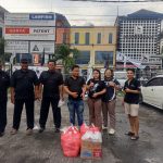 Team DJ Cindi Aurora Official Gelar Aksi Bagi-Bagi Takjil di Jalan Raya Kutisari Surabaya