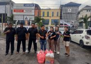 Team DJ Cindi Aurora Official Gelar Aksi Bagi-Bagi Takjil di Jalan Raya Kutisari Surabaya