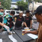 Polres Pelabuhan Tanjungperak Test Urine Sopir Truk dan Bus Jelang Mudik Lebaran Polres Pelabuhan Tanjungperak Test Urine Sopir Truk dan Bus Jelang Mudik Lebaran