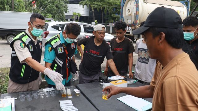 Polres Pelabuhan Tanjungperak Test Urine Sopir Truk dan Bus Jelang Mudik Lebaran