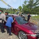 Bermodal Ranting Kayu, Polisi Sigap Beri Bantuan Pemudik Alami Kunci Mobil Terkunci
