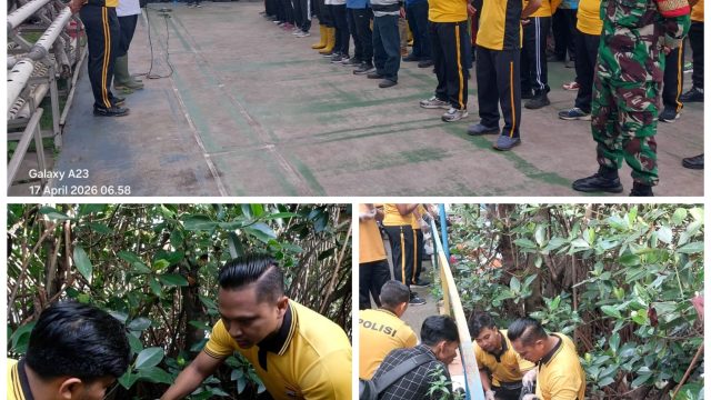 Sambut Hari Bumi 2026, Polsek Asemrowo Bersihkan Kampung Warna-Warni Tambat Labuh Shontoh Laut Surabaya,