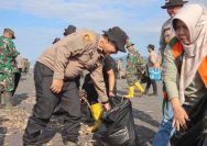 Polres Lumajang Bersama Pemda Gelar Aksi Bersihkan Pantai Bambang
