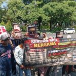 Aksi di Polda Jatim: Desak KPK Bongkar H. Mukmin Dan Bekingan APH