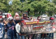 Aksi di Polda Jatim: Desak KPK Bongkar H. Mukmin Dan Bekingan APH