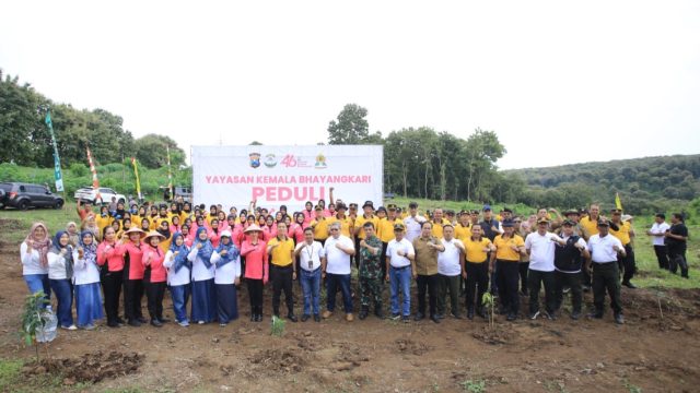 Jaga Kelestarian Lingkungan, Polres Madiun Gandeng Perhutani KPH Madiun Tanam Ribuan Bibit