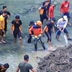 Gerakan Indonesia ASRI : Polres Ngawi Bersihkan Aliran Sungai di Jembatan Purba