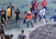 Gerakan Indonesia ASRI : Polres Ngawi Bersihkan Aliran Sungai di Jembatan Purba