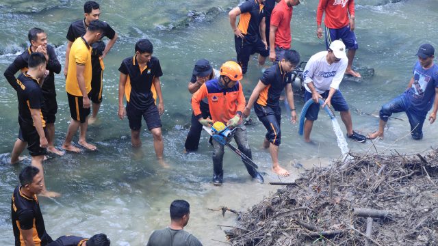 Gerakan Indonesia ASRI : Polres Ngawi Bersihkan Aliran Sungai di Jembatan Purba