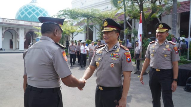 Dedikasi Tanpa Henti! Polrestabes Surabaya Beri Penghargaan Kenaikan Pangkat Pengabdian kepada Perwira Berprestasi