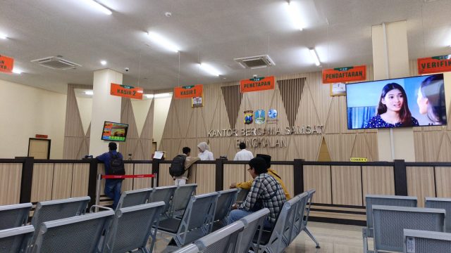 Tingkatkan Pelayanan Humanis Dan Rama Terlihat di Samsat Bangkalan Kepada Masyarakat
