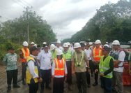 Tinjau Percepatan Perbaikan Jalan Mesuji Ruas Brabasan - Wiralaga, Gubernur Mirza Apresiasi Peran Sosok Motivator Bapak Pembangunan