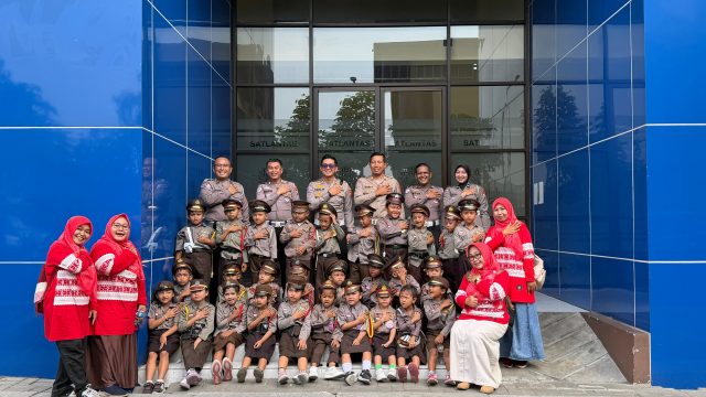 Polisi Sahabat Anak : Polresta Sidoarjo Edukasi Tertib Lalu Lintas Sejak Dini