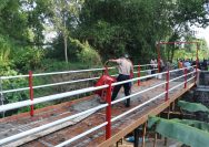 Polres Blitar Kota bersama Warga Bangun Jembatan Merah Putih Presisi Penggerak Ekonomi Desa