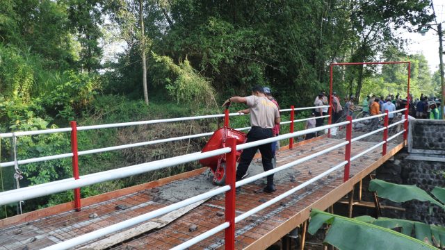 Polres Blitar Kota bersama Warga Bangun Jembatan Merah Putih Presisi Penggerak Ekonomi Desa