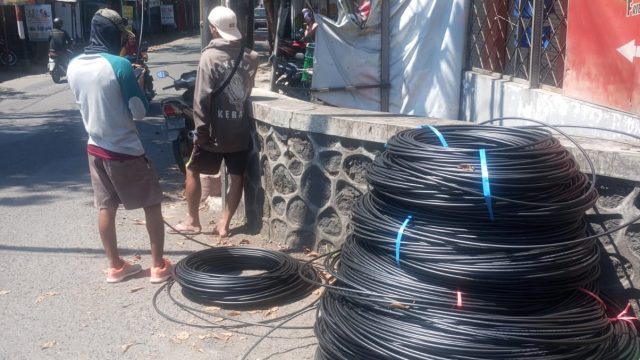 Pemda Diminta Tegas Tertibkan Pemasangan Kabel dan Tiang WiFi di Sidoarjo Diduga Langgar Tata Kelola Penarikan Kabel ISP di Candi Sidoarjo