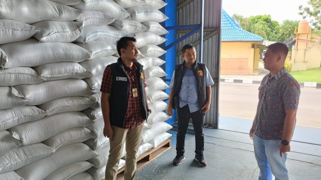Satgas Pangan Polres Ngawi Cek Gudang Bulog Pastikan Stok Beras dan Jagung Aman