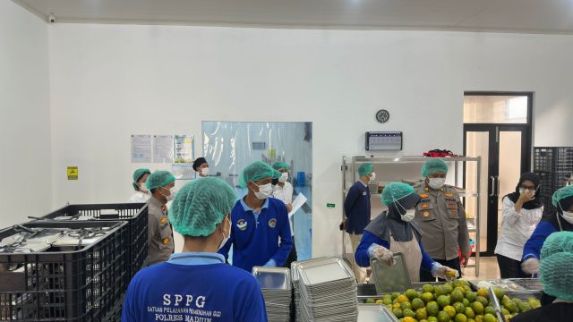 Wakapolres Madiun Tinjau Langsung SPPG 2 untuk Pastikan Standar Operasional Berjalan Optimal