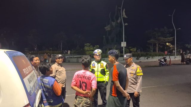 Patroli Dialogis Polres Pelabuhan Tanjungperak Imbau Warga di Pesisir Surabaya Antisipasi Banjir Rob