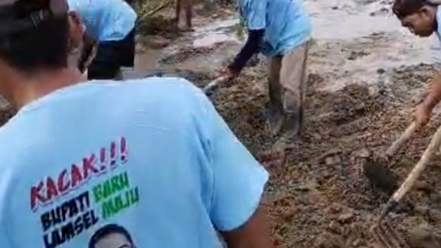Lahir dari Kejenuhan, Warga Taman Agung dan Gunung Terang Melakukan Aksi Swadaya Perbaiki Jalan