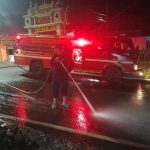 3 Pengendara Motor Jatuh Akibat Tercecernya BBM Jenis Solar, Damkarmat Lamsel Bergegas Membersihkan
