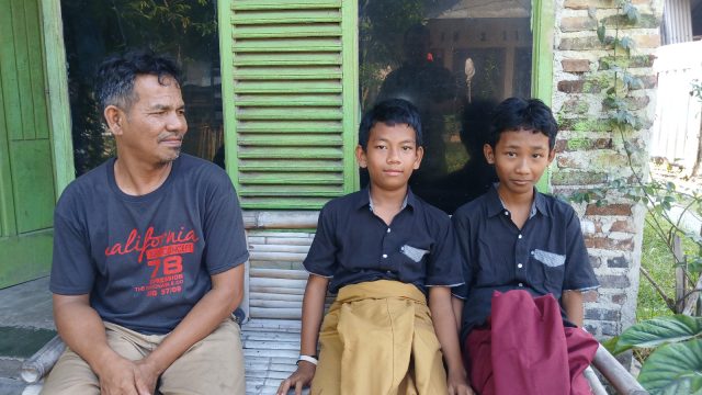 Buruh  62 Tahun Ini Bersyukur Anaknya Bisa Ikut Sunat Gratis Hari Bhayangkara ke-80
