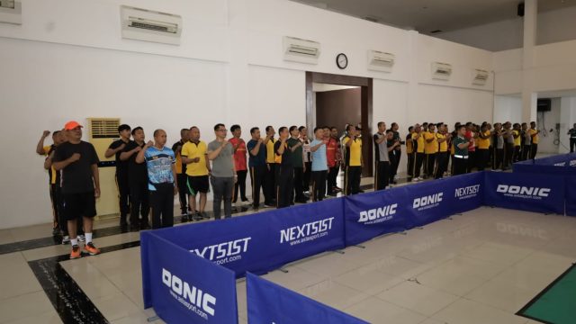Adu Ketangkasan di Meja Hijau, Personel Polrestabes Surabaya Meriahkan Turnamen Tenis Meja Hari Bhayangkara ke-80