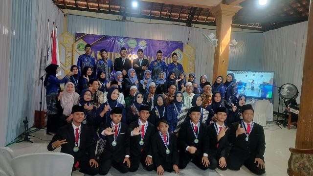 Haflah Akhirussanah Mewujudkan Generasi Qur’an Santun Berprestasi SMP AL – Makin Krian Islamic Full Day School