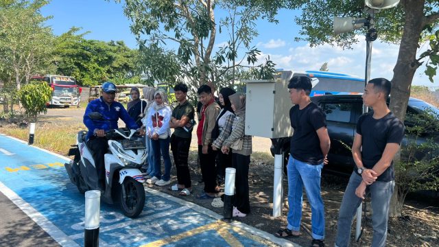 Hilangkan Gugup Saat Tes, Aipda Andik Bekali Pemohon SIM Roda Dua Dengan Coaching Clinic
