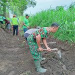 Babinsa Karang Gondang Bersama Warga Gotong Royong Bersihkan Jalan Akses Lahan Pertanian