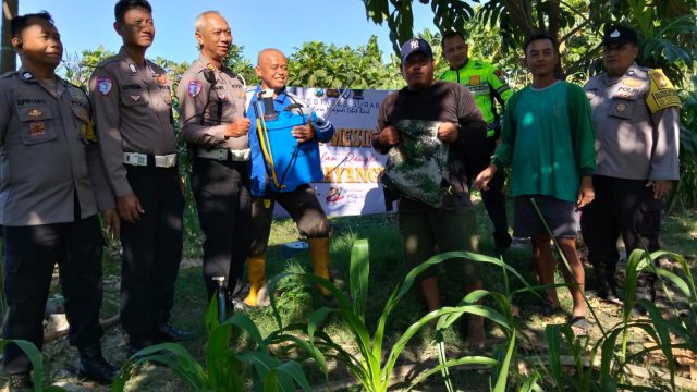 Dukung Swasembada Pangan, Polrestabes Surabaya Serahkan Bantuan Alat Pertanian kepada Petani Jambangan